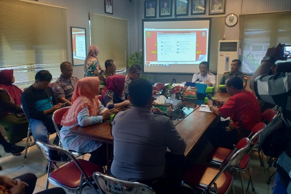 Rapat koordinasi penutupan lokalisasi Argorejo dan Gambilangu dengan pengelola usaha karaoke di kantor Satpol PP Kota Semarang, Jateng, Kamis (18/7). (Foto: Pemkot Semarang)