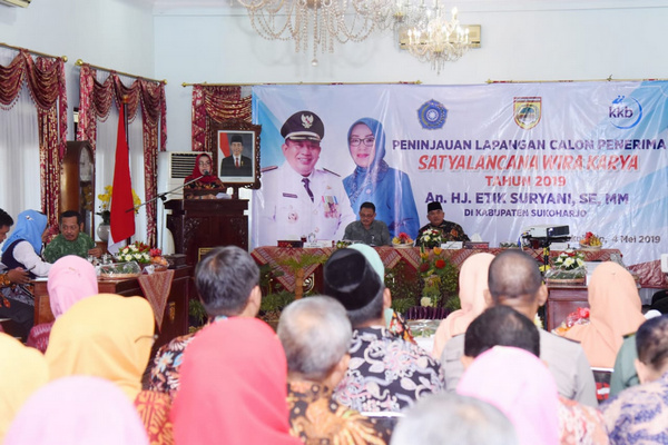Ketua Tim Penggerak PKK Sukoharjo, Etik Suryani (podium), memberikan sambutan sela Peninjauan Lapangan Calon Penerima Satyalancana Wira Karya di Kecamatan Bulu, Kabupaten Sukoharjo, Jateng, Sabtu (4/5). (Foto: Pemkab Sukoharjo)