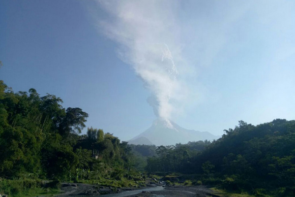 Penampakan Gunung Merapi usai letusan erupsi freatik dari Kabupaten Sleman, DIY, 11 Mei 2018. (Foto: Antara Foto/Bambang)
