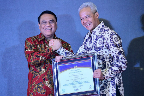 Menpan RB, Syafruddin (kiri), salam komando dengan Gubernur Jateng, Ganjar Pranowo, sela penyerahan penghargaan Top 99 Inovasi Pelayanan Publik di Kota Semarang, Jateng, Kamis (18/7) malam. (Foto: Kemenpan RB)