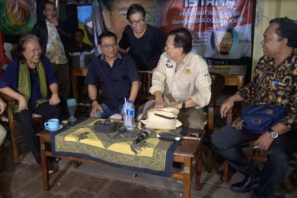Sastrawan sekaligus jurnalis senior, Arswendo Atmowiloto (duduk kiri), saat berbincang dengan Kepala Staf Presiden, Moeldoko; aktor Roy Marten; dan Dirjen Kebudayaan Kemendikbud, Hilmar Farid; di Jakarta, 14 Mei 2018. (Foto: KSP)