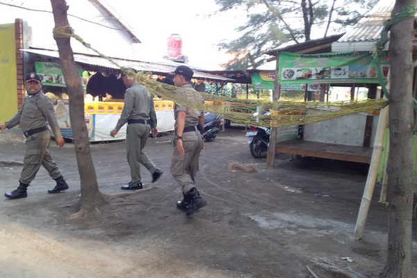 Personel Satpol PP Kabupaten Tegal saat melakukan razia prostitusi di Pantai Larangan, Desa Munjungagung, Kecamatan Kramat, Kabupaten Tegal, Jateng, (Selasa-Rabu, 16-17/7). (Foto: Twitter/@PolPP_Tegalkab)