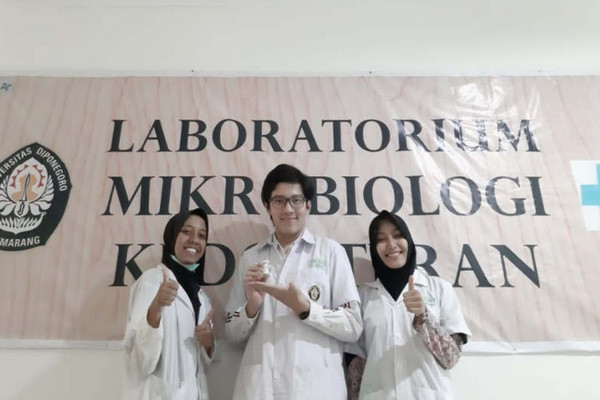 Bonaverrel Dominico (tengah) dan rekan peneliti dari Universitas Diponegoro, Semarang, yang meneliti sabut kelapa.  (Foto: Dokumentasi Bonaverrel Dominico).