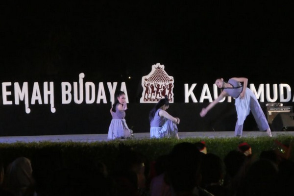 Tari Muloroso pada pembukaan Kemah Budaya Kaum Muda di Kompleks Candi Prambanan, Yogyakarta, Minggu (21/7/2019).  (Foto: Antara).