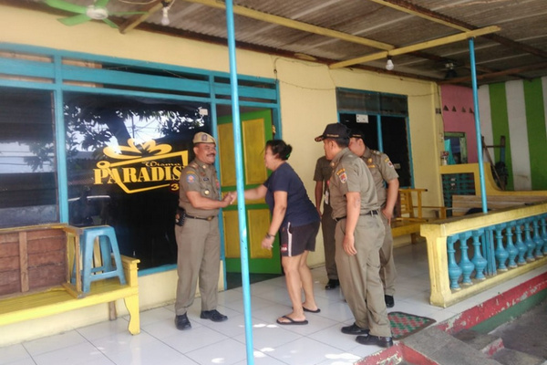 Personel Satpol PP meninjau lokalisasi Argorejo dan Gambilangu di Kota Semarang, Jateng, Senin (22/7). (Foto: Pemkot Semarang)