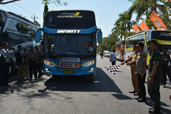Prosesi pelepasan calon jemaah haji asal Rembang dan Blora kloter 56 di depan Gedung Haji Rembang, Jateng, Senin (22/7). (Foto: Kemenag Jateng)
