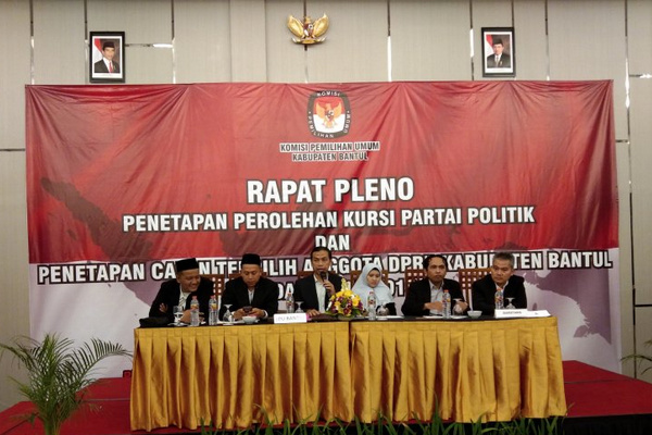 KPU Bantul saat rapat pleno penetapan alokasi kursi partai politik dan calon DPRD terpilih di Kabupaten Bantul, DIY, Senin (22/7). (Foto: Antara/Hery Sidik)