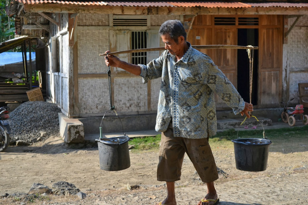 Warga memikul ember berisi air bersih yang diambil dari sumber air karena kekeringan saat kemarau. (Foto: BPBD Kebumen)