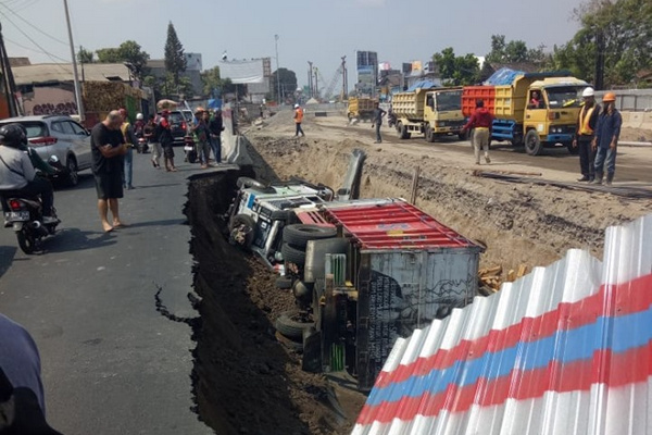Dua kendaraan terperosok dekat proyek lintas bawah Kentungan di Kabupaten Sleman, DIY, Selasa (23/7). (Foto: Facebook/Junot Zchetz Verza)