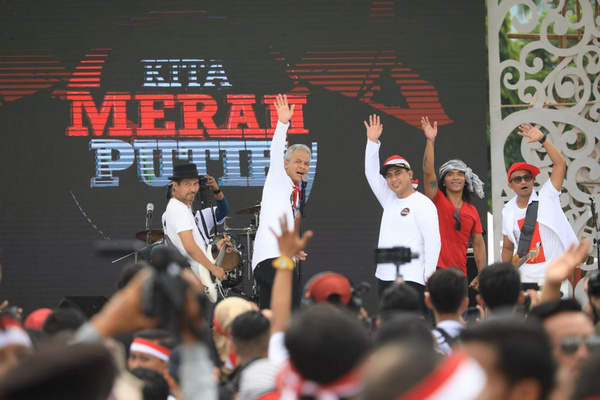 Gubernur Jateng, Ganjar Pranowo, bersama Wagub Taj Yasin dan personel Slank melambaikan tangan ke penonton sela Apel Kebangsaan "Kita Merah Putih" di Kota Semarang, Jateng, 17 Maret 2019. (Foto: Pemprov Jateng)