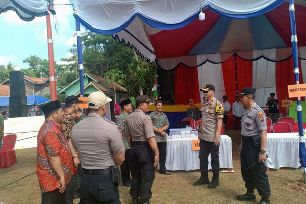 Kapolres Banyumas, AKBP Bambang Yudhantara Salamun (kedua kanan), kala meninjau pelaksanaan pilkades di Kecamatan Tambak, Kabupaten Banyumas, Jateng, Selasa (23/7). (Foto: Polsek Banyumas)