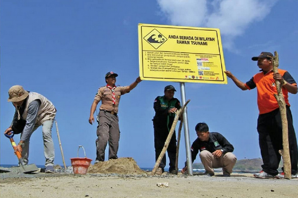 Pemasangan rambu peringatan tsunami di Pantai Tambak, Desa Tambakrejo, Kecamatan Wonotirto, Kabupaten Blitar, Jatim, Kamis (19/7). (Foto: Instagram/@bnpb_indonesia)