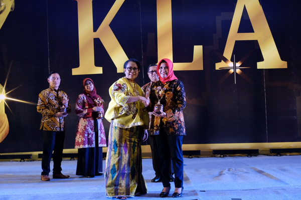 Menteri PPPA, Yohana Yembise (ketiga kiri), menyerahkan penghargaan KLA kepada Wawali Magelang, Windarti Agustina, sela peringatan HAN di Kota Makassar, Sulsel, Selasa (23/7) malam. (Foto: Pemkot Magelang)