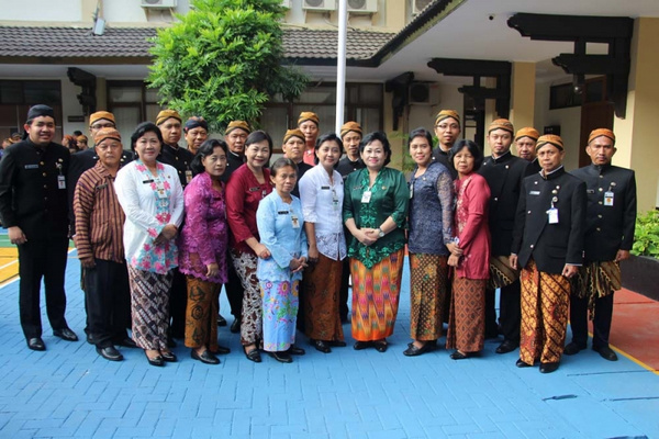 Pegawai BKD Jateng mengenakan busana daerah. (Foto: Pemprov Jateng)