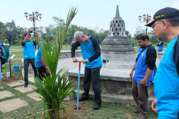 Gubernur Jateng, Ganjar Pranowo (tengah), sela Jambore Daerah Proklim Jateng di Kabupaten Magelang, Jateng, Rabu (24/7). (Foto: Pemprov Jateng)