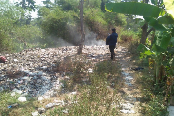 Sampah memenuhi bantaran dan badan Sungai Gemuling di Desa Kraguman, Kecamatan Jogonalan, Kabupaten Klaten, Jateng. (Foto: RRI/Yon Mujiyono)
