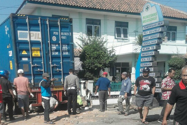 Penampakan truk kontainer menabrak pekarangan Puskesmas Mojosongo di Kabupaten Boyolali, Jateng, Kamis (25/7). (Foto: Facebook/Muh Mirfan)