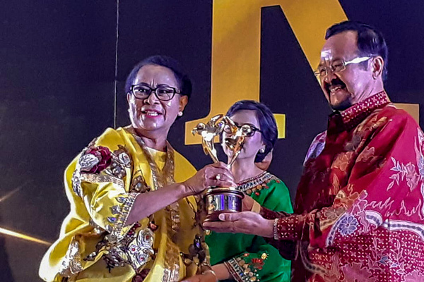 Wakil Wali Kota Surakarta, Achmad Purnomo (kanan), menerima penghargaan KLA Utama dari Menteri PPPA, Yohana Yembise, sela peringatan Hari Anak Nasional di Kota Makassar, Sulsel, Selasa (23/7). (Foto: Pemkot Surakarta)