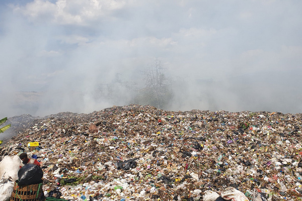 Penampakan asap membumbung akibat sampah terbakar di TPA Pagergunung, Kabupaten Kendal, Jateng. (Foto: Twitter/@HertantoSigit)