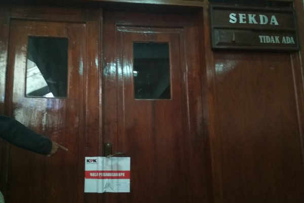 KPK menyegel Ruang Sekda Kudus di kompleks Setda Kudus, Jateng, Jumat (26/7). (Foto: Antara/Akhmad Nazaruddin Lathif)