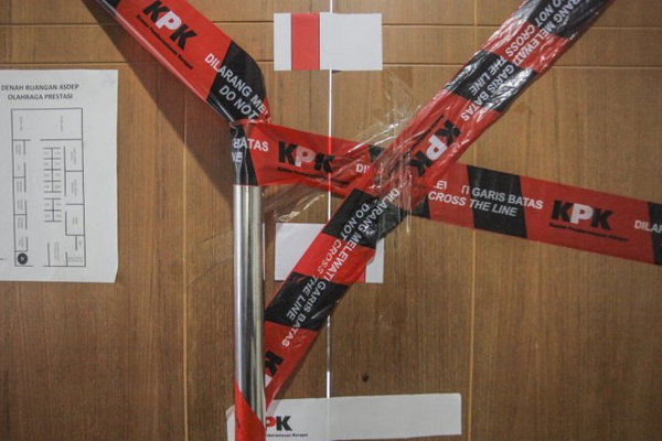 Segel KPK membentang di salah satu ruang yang terkait suatu perkara rasuah. (Foto: Antara Foto/Muhammad Adimaja)