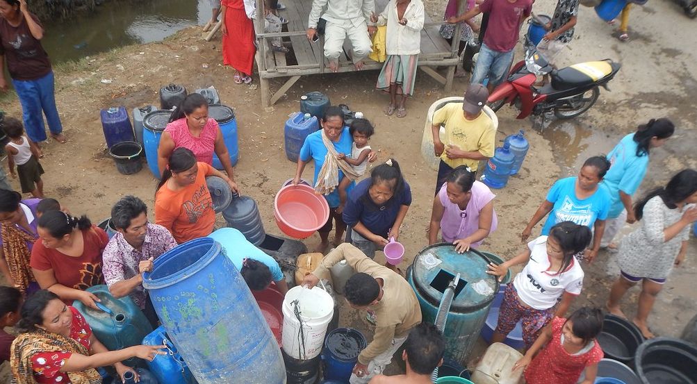 Penyaluran bantuan air bersih/Foto: ilustrasi/flicker.com
