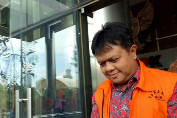 Hakim nonaktif PN Semarang Lasito usai menjalani pemeriksaan di Gedung Merah-Putih, Jakarta, Jumat (12/4). (Foto: Antara/Benardy Ferdiansyah)