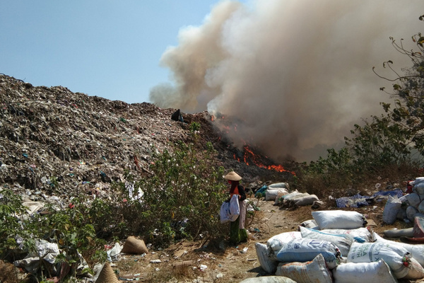 Asap putih membumbung tinggi karena kebakaran di TPA Putri Cempo, Kecamatan Jebres, Kota Surakarta, Jateng, Senin (29/7). (Foto: Twitter/@damkarsurakarta)