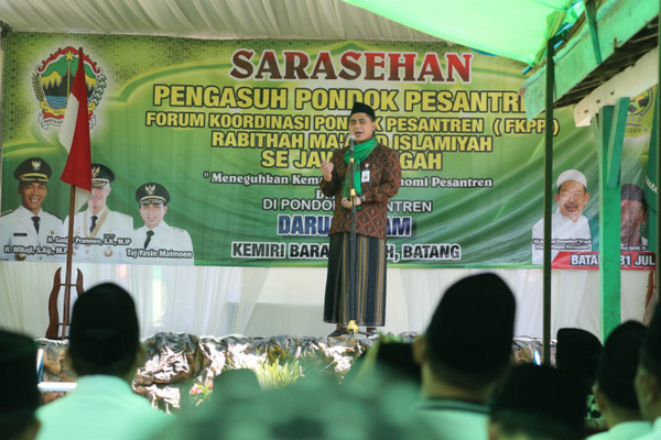 Wakil Gubernur Jateng, Taj Yasin, kala memberikan sambutan sela Sarasehan FKPP di Ponpes Darussalam, Kabupaten Batang, Jateng, Rabu (31/7). (Foto: Pemprov Jateng)