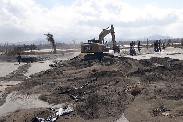 Petugas menertibkan tambak-tambak udang di di Kecamatan Temon, Kabupaten Kulon Progo, DIY, Rabu (31/7). (Foto: iNews/Kuntadi)