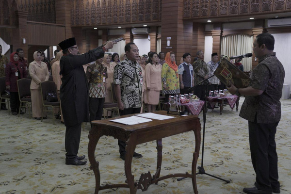 Prosesi pelantikan Iswar Aminudin sebagai Sekda Kota Semarang di Ruang Lokakrida, Balai Kota Semarang, Jateng, Kamis (1/8). (Foto: Pemkot Semarang)