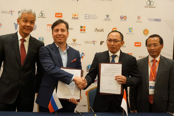 Gubernur Jateng, Ganjar Pranowo (kiri), sela Indonesia-Rusia Business Forum. Di Moskow, Rusia, Kamis (1/8) waktu setempat. (Foto: Pemprov Jateng)