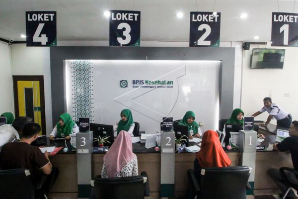 Petugas melayani peserta JKN-KIS di kantor BPJS Kesehatan Lhokseumawe, Aceh, Senin (27/5). (Foto: Antara Foto/Rahmad)