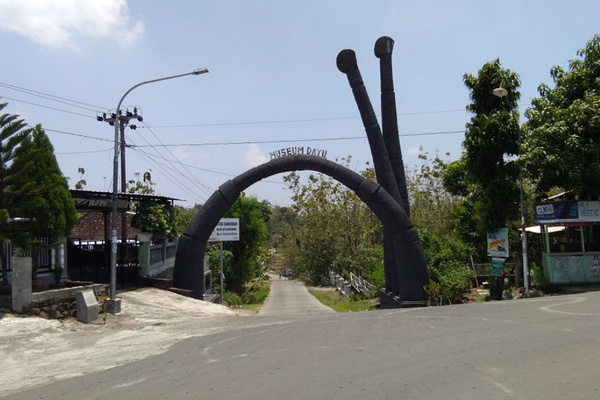 Gapura menuju Museum Sangiran Klaster Dayu di Kabupaten Karanganyar, Jateng. (Foto: Google Maps/Denisa Nitta)