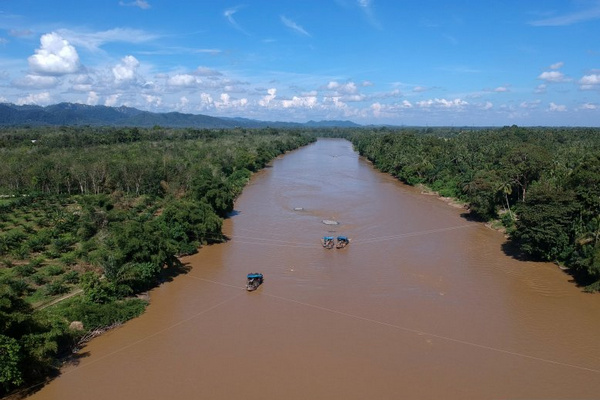 Ilustrasi aktivitas penyedotan pasir ilegal dari atas sungai dengan menggunakan kapal. (Foto: Antara)