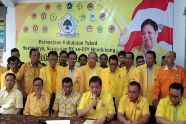 Calon Ketua Umum Partai Golongan Karya, Airlangga Hartarto (memegang mikrofon) dalam konferensi pers di GPC Desa Karangtengah, Kabupatan Bantul, DIY, Sabtu (3/8/2019). (Foto: Antara).