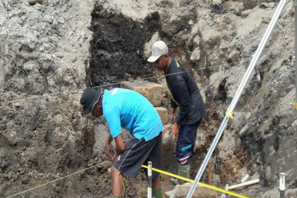 Petugas BPCB Jawa Tengah melakukan ekskavasi di Candi Petirtaan Mantingan, Kecamatan Salam, Kabupaten Magelang.  (Foto: Antara).