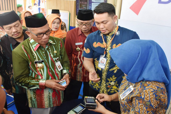 Bupati Demak, HM Natsir (batik hijau), kala meluncurkan retribusi-el pasar di Sanggar Pramuka Demak, Jateng, Kamis (1/8). (Foto: Pemkab Demak)