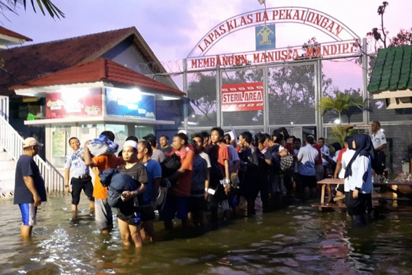 Para napi dievakuasi karena Lapas Pekalongan, Jateng, kebanjiran. (Foto: Kemenkumham)