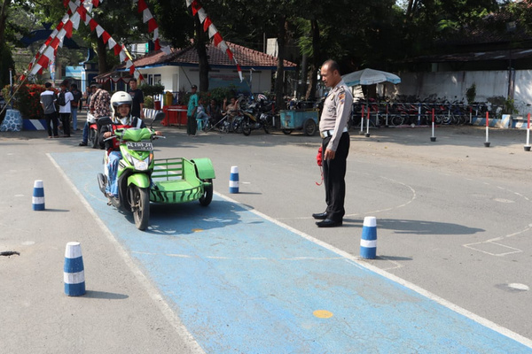 Seorang penyandang disabilitas tengah melakukan uji praktik pembuatan SIM D di Satlantas Polres Rembang, Jateng. (Foto: Polres Rembang)