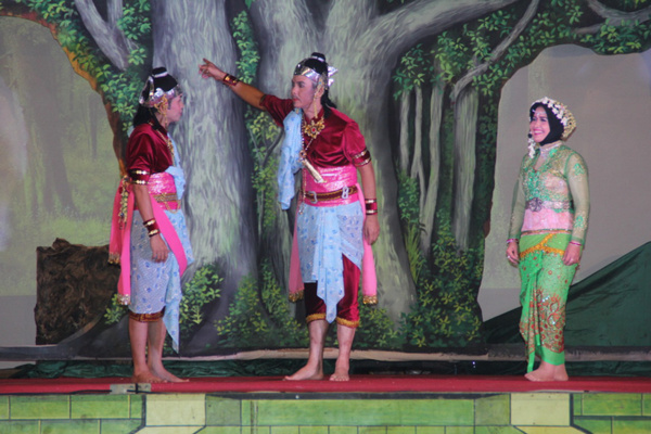 Gubernur Jateng, Ganjar Pranowo (tengah), kala bermain ketoprak. (Foto: Pemprov Jateng)