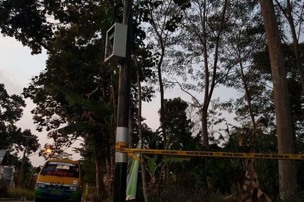 Garis polisi membentang di lokasi terjadinya ledakan SUTET jalur transmisi 500 kV interkoneksi Jawa-Bali di Desa Malon, Kecamatan Gunungpati, Kota Semarang, Jateng, Senin (5/8). (Foto: Antara/IC Senjaya)