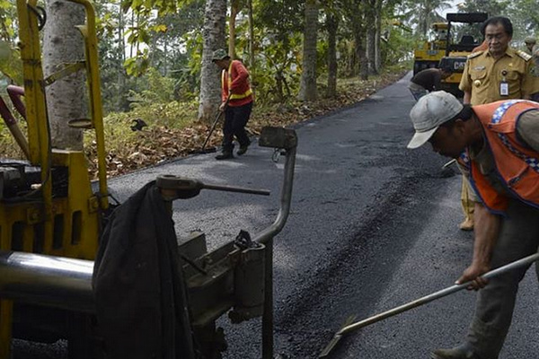 Bupati Banjarnegara, Budhi Sarwono, kala meninjau lokasi proyek perbaikan Jalan Raya Selamanik, Kabupaten Banjarnegara, Jateng, Selasa (30/7). (Foto: Instagram/@kabupatenbanjarnegara)
