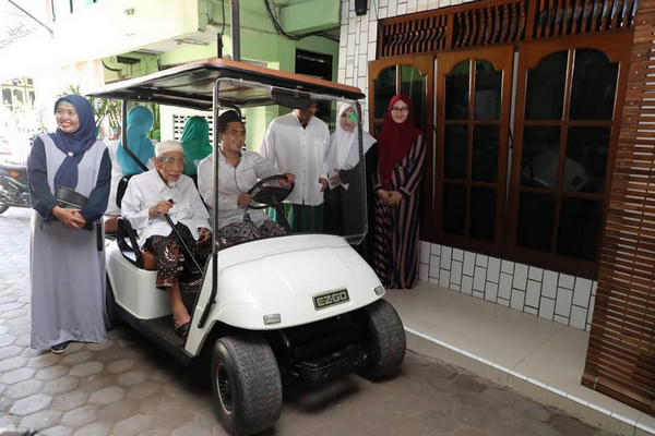 Wagub Jateng, Taj Yasin, mengemudikan ayahandanya, Maimun Zubair, kala hendak menuju TPS pada Pemilu 2019. (Foto: Instagram/@tajyasinmz)