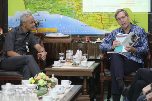 Gubernur Jateng, Ganjar Pranowo (kiri), kala menjamu Dubes Kanada untuk Indonesia, Peter MacArthur, di ruang kerjanya, Kota Semarang, Jateng, Selasa (6/8). (Foto: Pemprov Jateng)