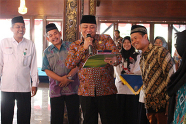 Wali Kota Tegal, Dedy Yon, sela pemberian bantuan kepada tenaga keagamaan di Di Pendopo Ki Gede Sebayu, Balai Kota Tegal, Jateng, Selasa (6/8). (Foto: Pemkot Tegal)