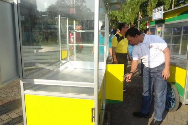 Bupati Batang, Wihaji (kaus polo putih), mengecek kondisi gerobak yang akan diberikan kepada PKL Pandawa Street Food, Selasa (6/8). (Foto: Pemkab Batang)