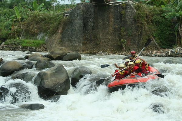Aktivitas arum jeram di Sungai Serayu, Kabupaten Banyumas, Jateng. (Foto: naturalandadventure.blogspot.com)