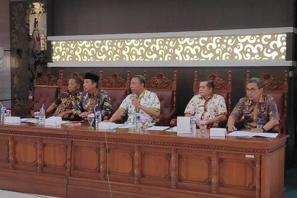 Bupati Rembang, Abdul Hafidz (kedua kiri), saat rapat koordinasi lintas sektor bersama seluruh SKPD Pemkab Rembang, Jateng, Kamis (8/8). (Foto: Pemkab Rembang)