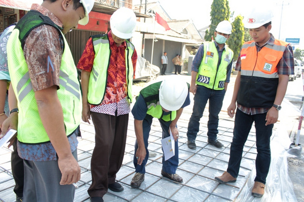 Komisi D DPRD Jateng kala meninjau pengerjaan proyek perbaikan Jalan Semarang-Godong di Kabupaten Grobogan, Jateng, Rabu (7/8). (Foto: DPRD Jateng)